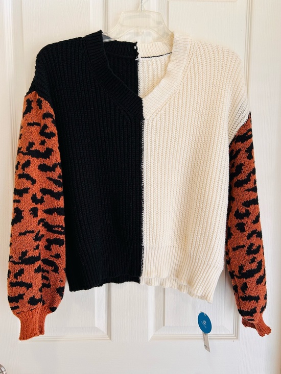 Cupshe Sweaters - 🐆 Cupshe Black & Cream V-Neck Sweater w/ Rust Leopard Sleeves 🐆